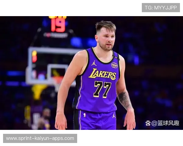 东契奇背身中投轻松命中，独行侠继续加速